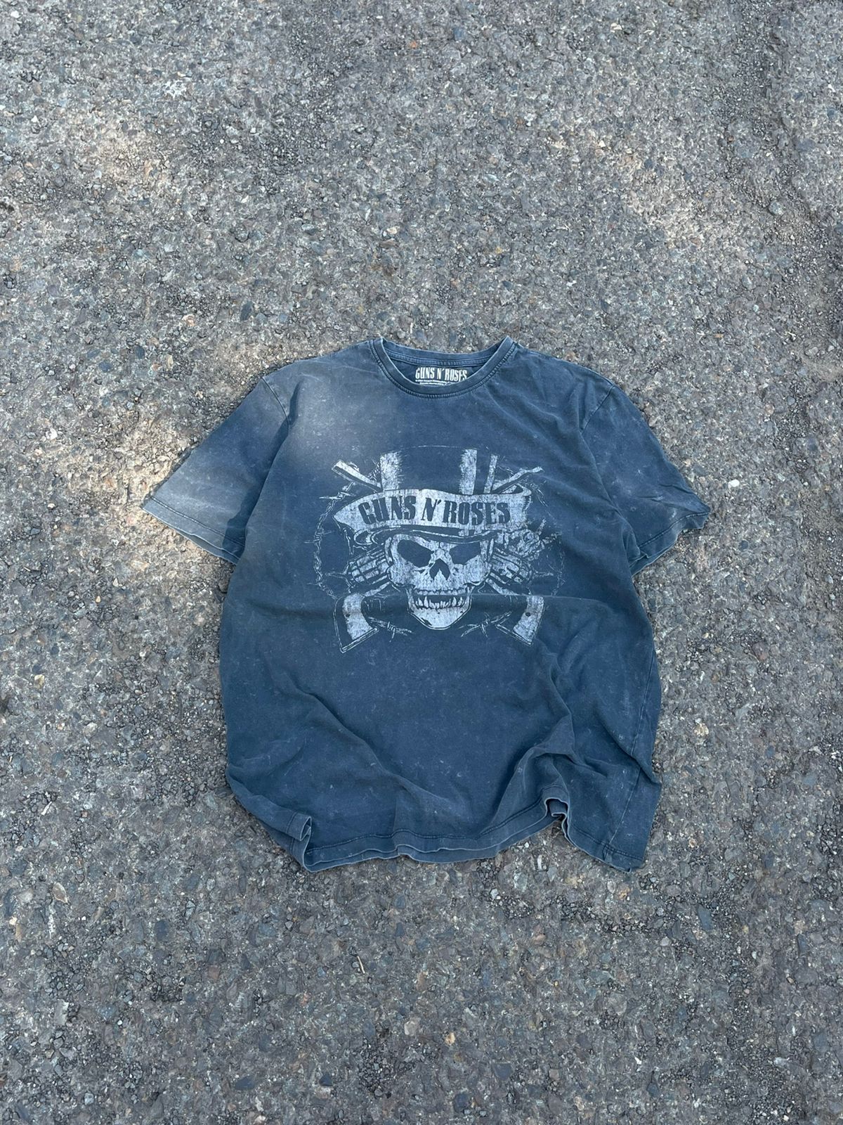 Vintage guns and rosses from 90s rare tee